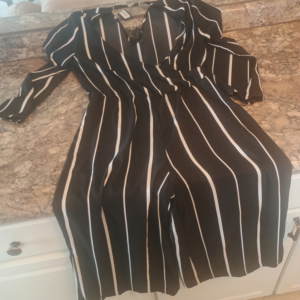 Worthington women's size small one-piece jumpsuit black white semi-formal. New